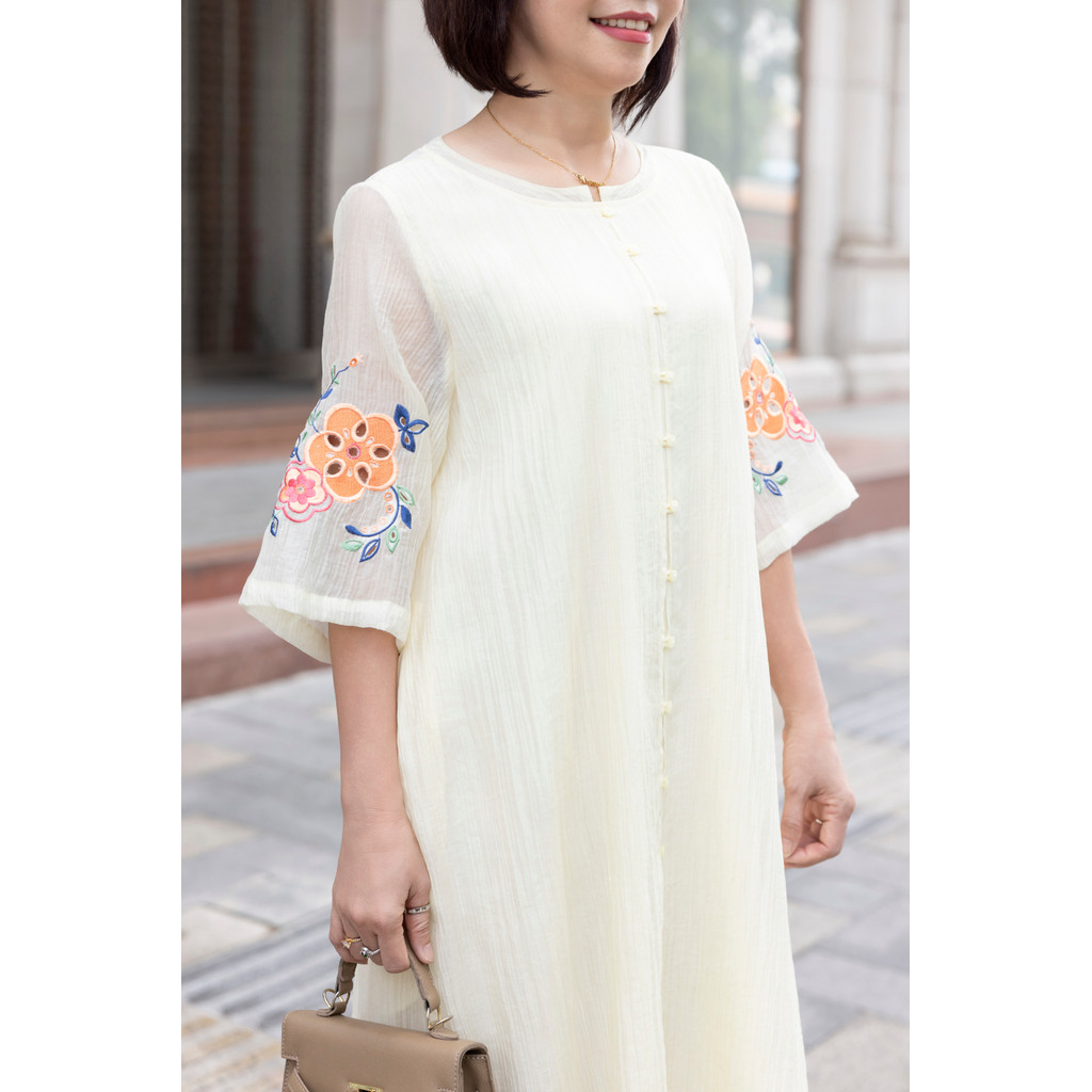 M COLLECTION | Váy Đầm Nữ Trung Niên Tặng Mẹ, Bà Suông Tơ 2 Lớp Xẻ Tà Cài Nút Tay Lỡ Thêu Hoa D12779 | BigBuy360 - bigbuy360.vn