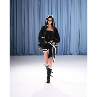 SoDópe.Club - Áo khoác đen dáng ngắn Hello Kitty, áo corset jean đen và chân váy đen ngắn phối ren trắng bèo Dino