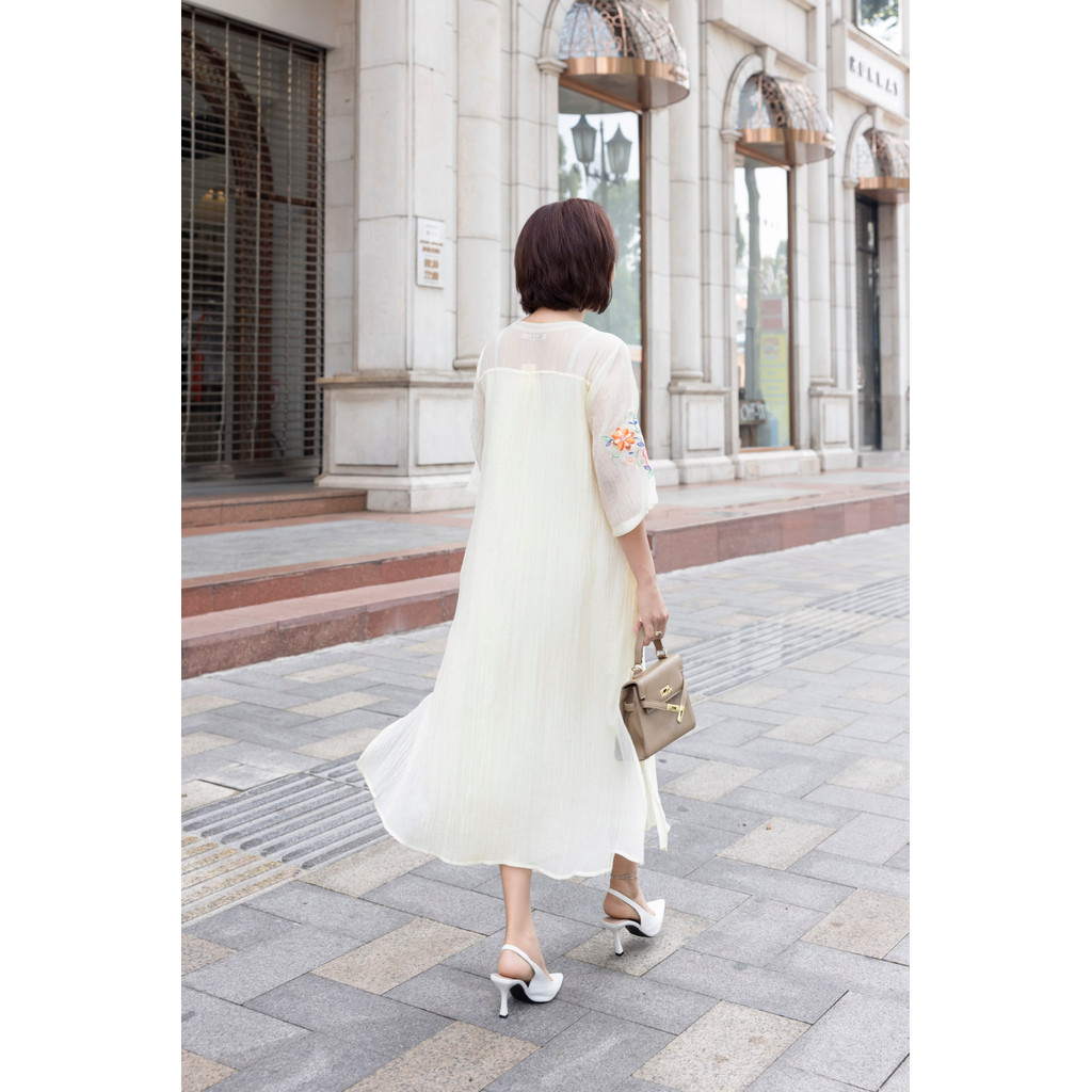 M COLLECTION | Váy Đầm Nữ Trung Niên Tặng Mẹ, Bà Suông Tơ 2 Lớp Xẻ Tà Cài Nút Tay Lỡ Thêu Hoa D12779 | BigBuy360 - bigbuy360.vn