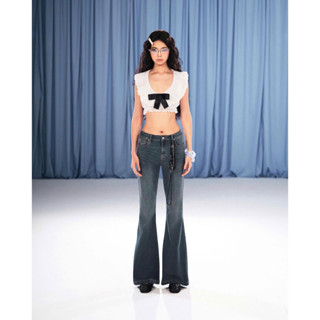 SoDópe.Club - Áo croptop trắng ren bèo đính nơ đen và quần jeans xanh ống loe Nelly Set