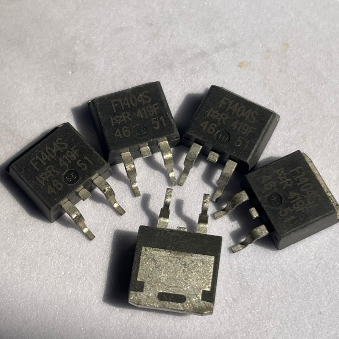 Sản phẩm mô hình 2 chân Mosfet SMD IRF1404S được trưng bày trong bức ảnh chụp từ công việc thực tế