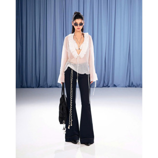 SoDópe.Club - Áo tay dài cổ V phối bèo, áo bikini trắng cổ yếm cột dây và quần jeans ống loe Lillie Navy Lillie