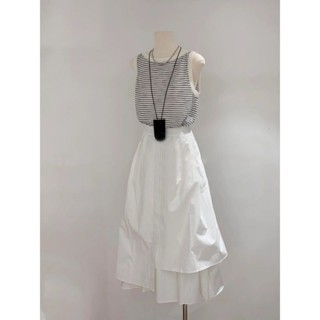 Bộ trang phục mùa hè phong cách trẻ trung: áo ba lỗ sọc và chân váy phồng cho nữ, năng động, cá tính