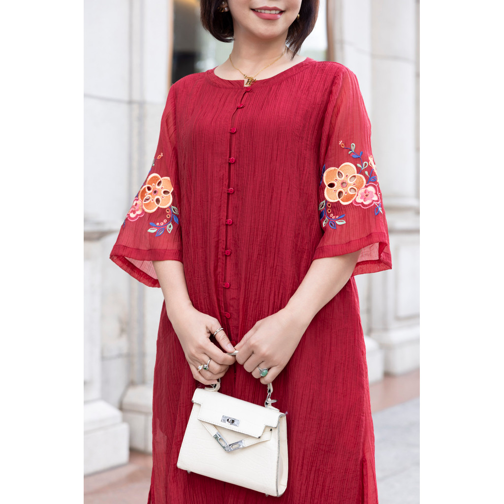 M COLLECTION | Váy Đầm Nữ Trung Niên Tặng Mẹ, Bà Suông Tơ 2 Lớp Xẻ Tà Cài Nút Tay Lỡ Thêu Hoa D12779 | BigBuy360 - bigbuy360.vn