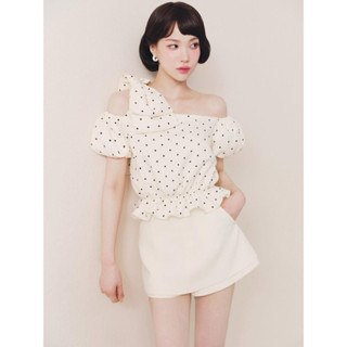 Áo lệch vai chấm bi Phối nơ trước ngực Tiểu thư sang chảnh - QuynhTrangBasic