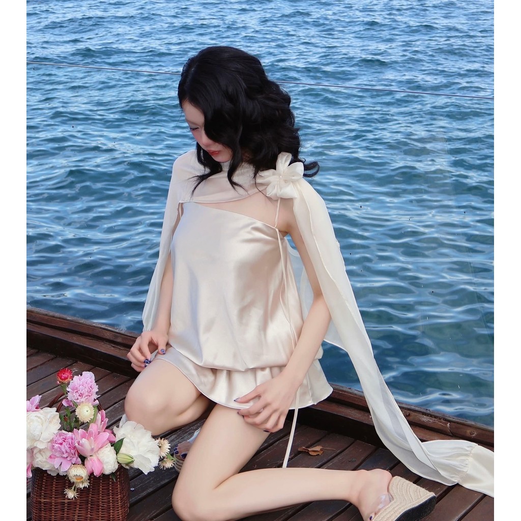 Đầm lụa kèm hoa form bí Chilasy dress thiết kế Aguja