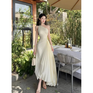 Đầm dự tiệc chéo vai xếp li thiết kế sang trọng |