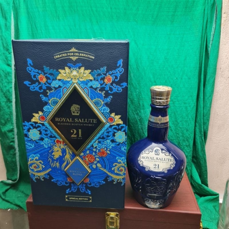 VỎ CHAI RƯỢU NGOẠI CHIVAS 21 MẦU ĐEN LIMITED 700ML trang trí nhà cửa
