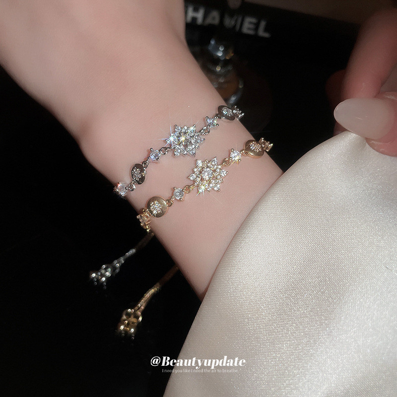 【Ready Stock】 High-Grade Diamond Snowflake Pendant Bracelet Minority Fashion Design Bracelet Afforda