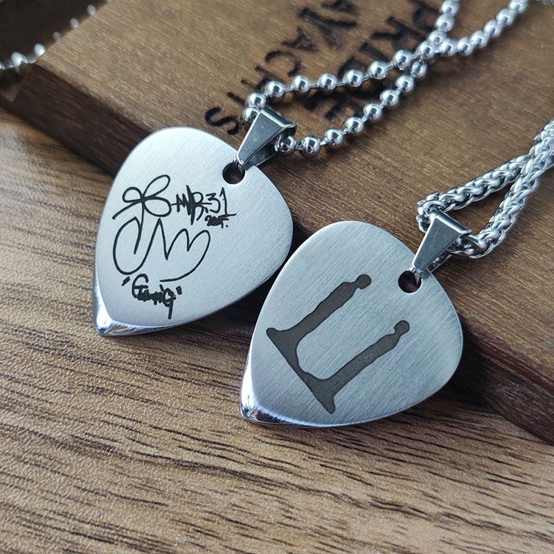 KE68NA Guitar Pick Vòng Cổ 2025 World Tour GD Khắc Kim Loại Chữ Ký Sự Trở Lại Của Nhà Vua KE68NA