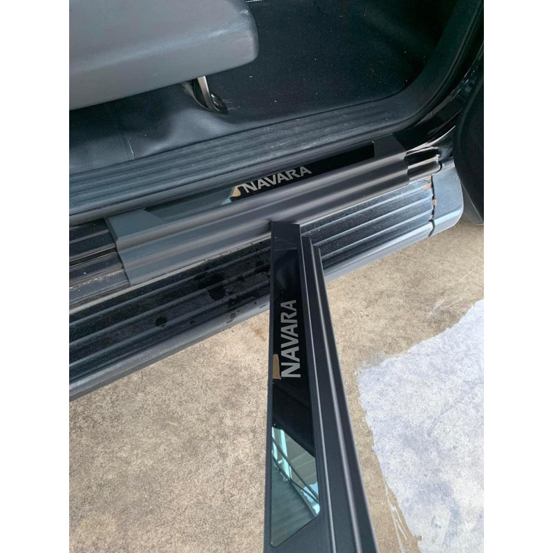 a1 Ốp bậc cửa Ngoài . nẹp bước chân ngoài nhựa đen Navara 2015-2024 . Hàng cao cấp trùm hết bậc cửa 