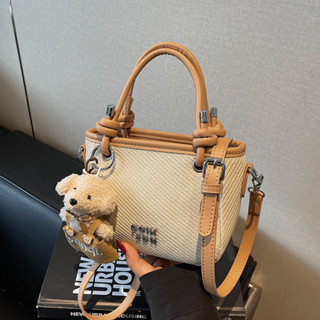 Túi xách tay cảm giác cao cấp dành cho nữ 2025 Phong cách mới Hợp thời trang phù hợp với mọi trận đấu Túi đeo vai đi lại Túi đeo chéo