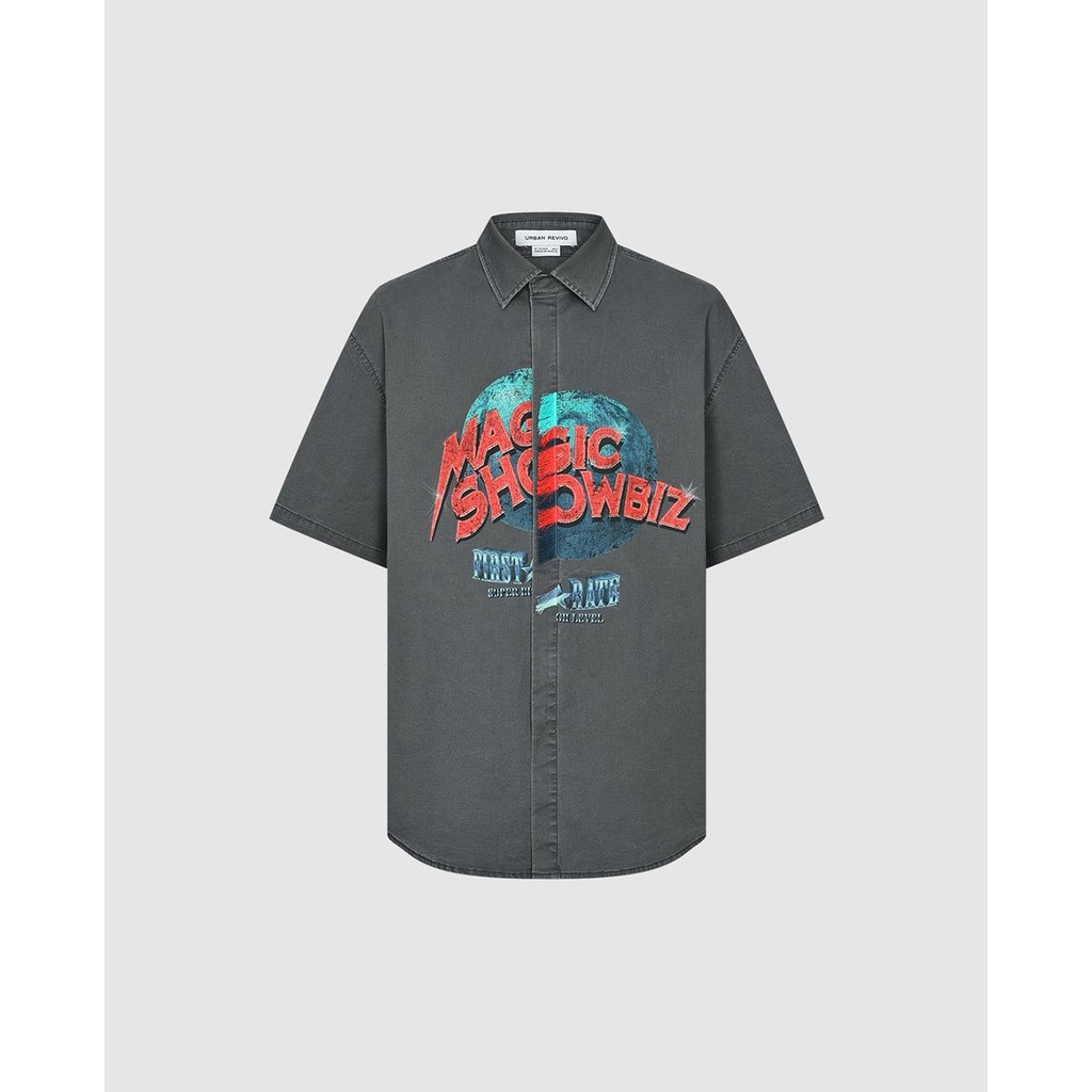 URBAN REVIVO - Áo sơ mi nam cổ bẻ tay ngắn in họa tiết UMV250039-B5A