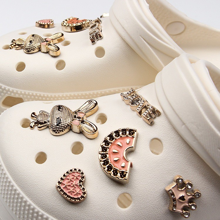 10 dòng phụ kiện giày đen trắng tự làm DIY Fizzy Girl