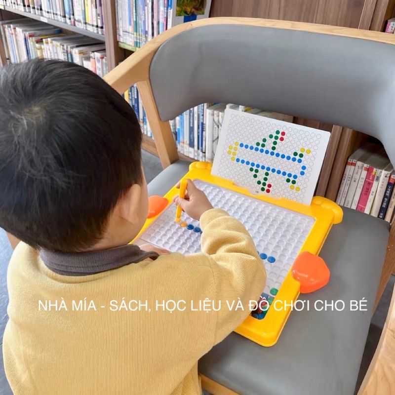 Bảng vẽ nam châm từ tính kèm bút và hạt đậu cho bé rèn tư duy logic