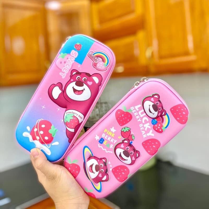 HỘP ĐỰNG BÚT HÌNH NỔI GẤU DÂU 45k/ cáiHộp đựng bút 3D, bóp viết gấu dâu lotso dễ thương văn phòng ph