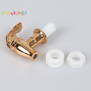 1 bình đựng rượu bằng thủy tinh có vòi rót