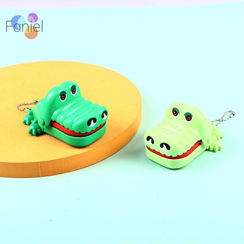 Đồ Chơi Móc Khóa Hình Cá Sấu Cắn Ngón Tay Sáng Tạo Cỡ Nhỏ M I