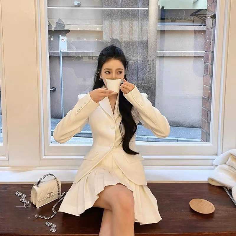 Set vest trắng tay dài túi nắp+chân váy xếp ly