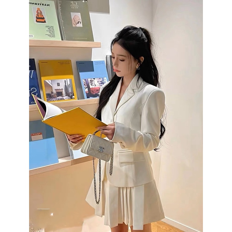 Set vest trắng tay dài túi nắp+chân váy xếp ly