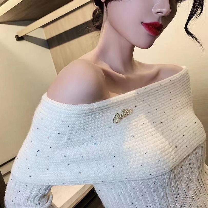 Trâm Cài Áo Hình Chữ queen Đính Đá Dễ Thương