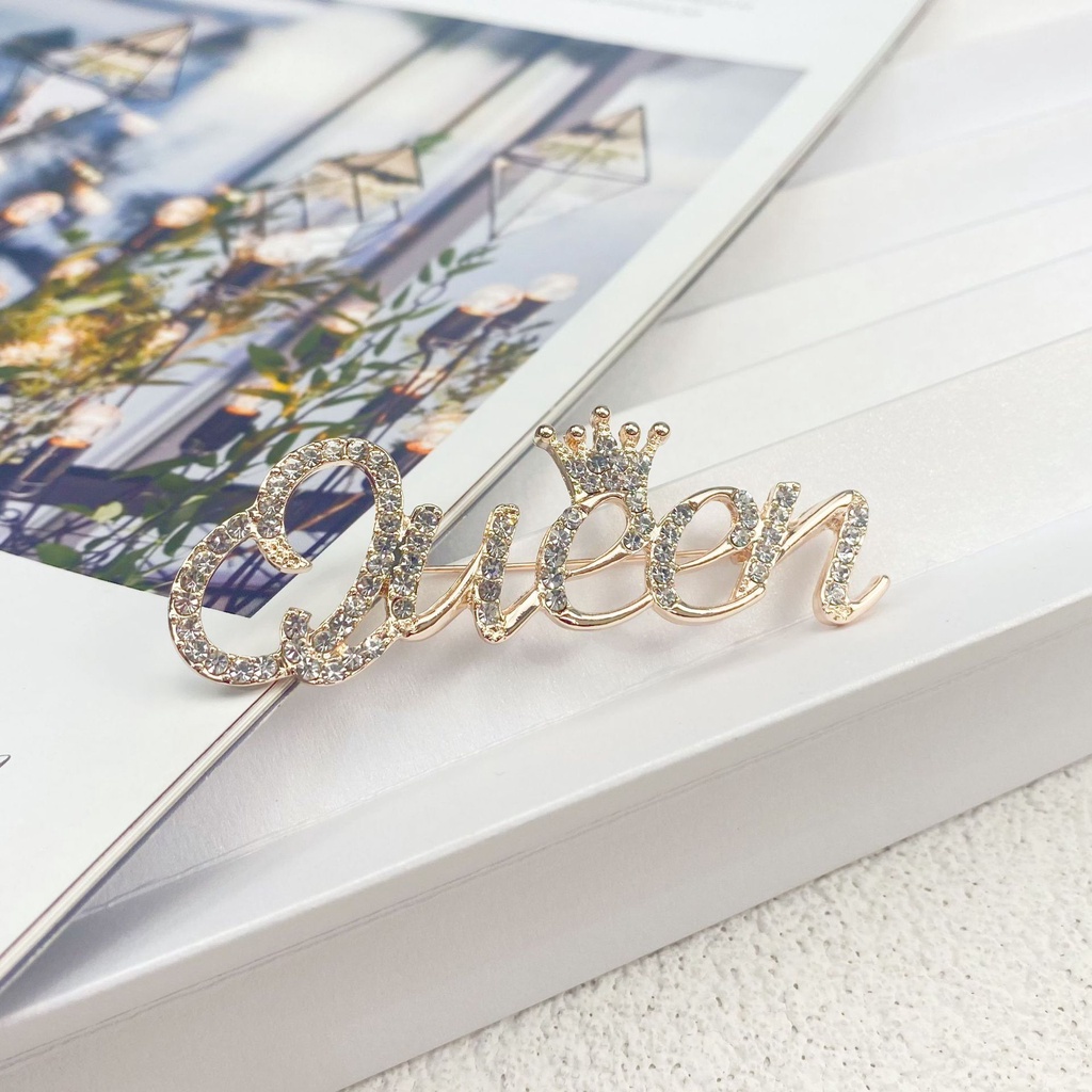 Trâm Cài Áo Hình Chữ queen Đính Đá Dễ Thương