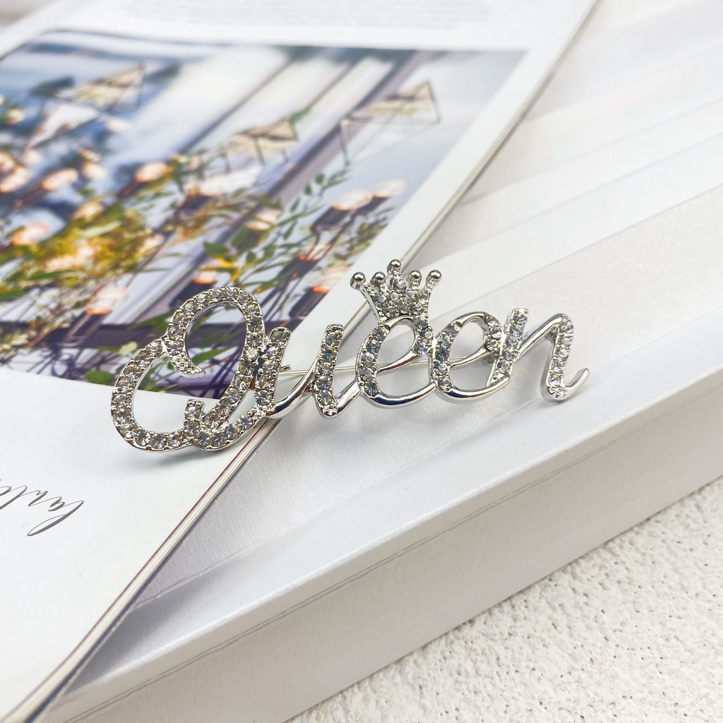 Trâm Cài Áo Hình Chữ queen Đính Đá Dễ Thương