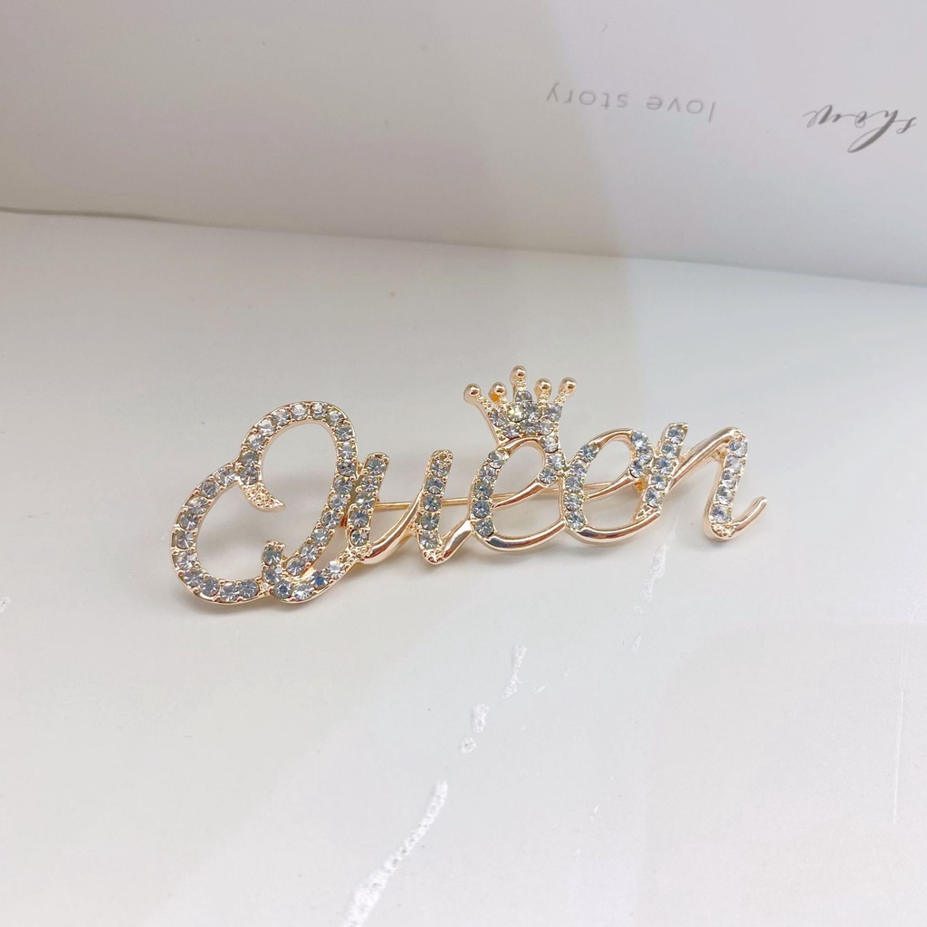 Trâm Cài Áo Hình Chữ queen Đính Đá Dễ Thương