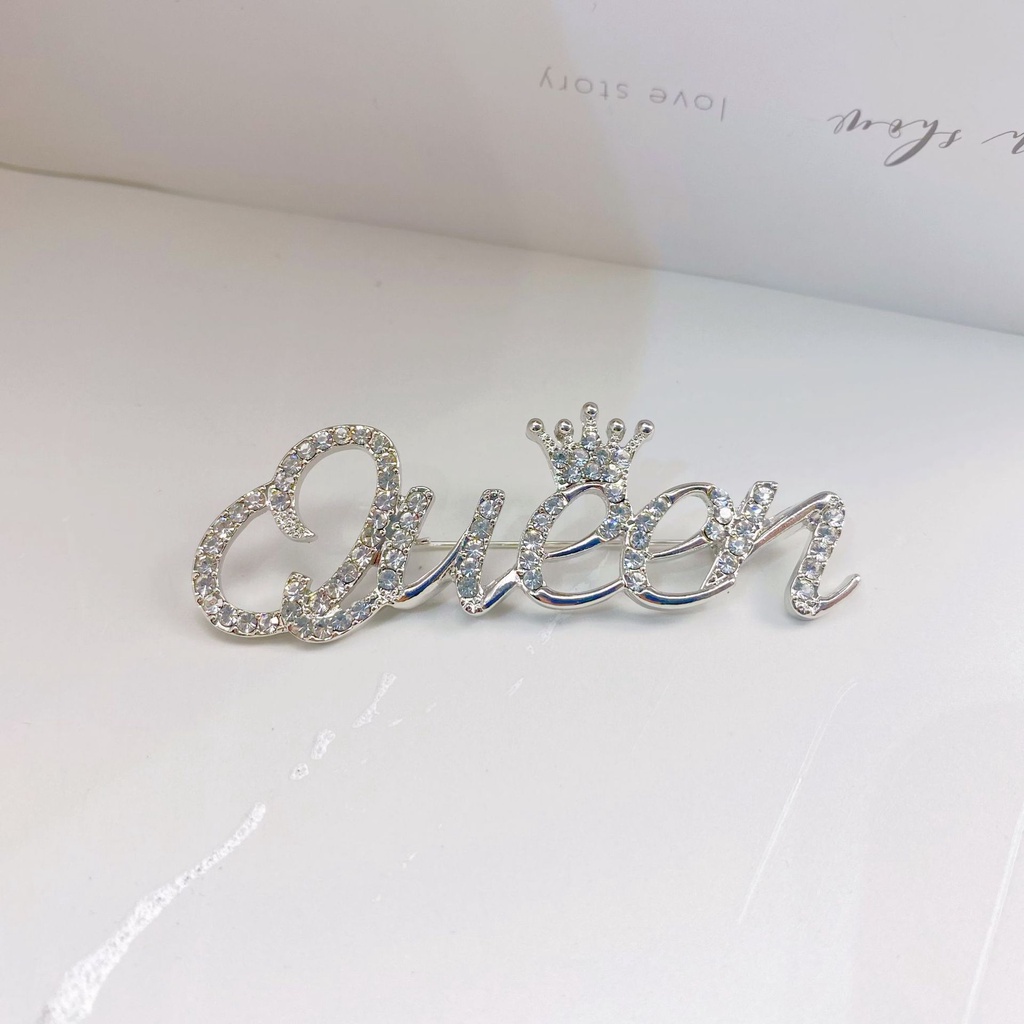Trâm Cài Áo Hình Chữ queen Đính Đá Dễ Thương