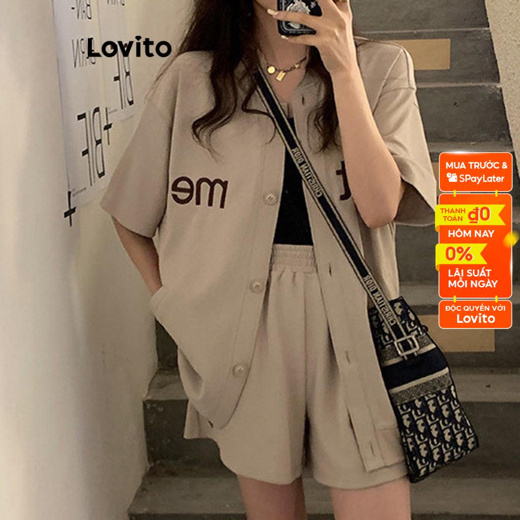Set quần short Lovito đồng phục bóng chày phối túi cài nút phía trước in chữ thường ngày cho nữ LNA16225 (Màu kaki)