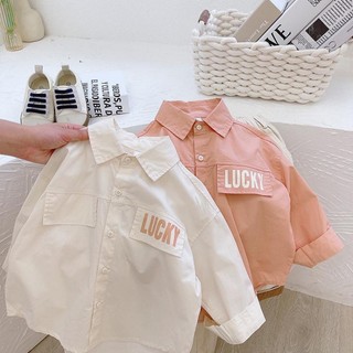 Áo sơmi trắng chữ lucky cho bé