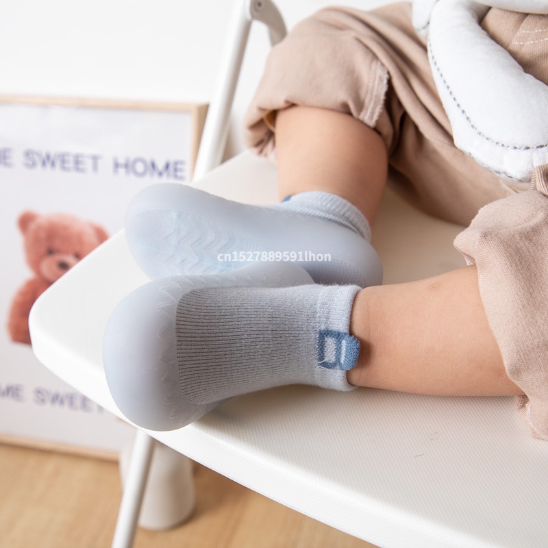 Đôi Giày Vớ Cao Su Mềm Họa Tiết Hoạt Hình Cho Bé Trai Tập Đi
