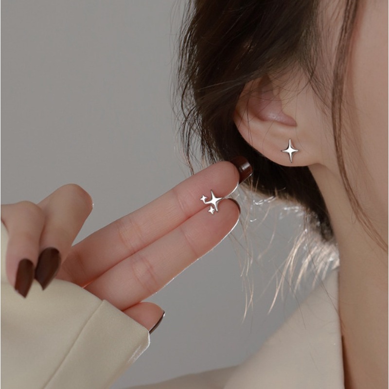 Bông Tai Mạ Bạc 925 Hình Ngôi Sao Bất Đối Xứng