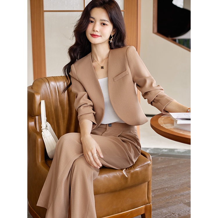 Áo Khoác Vest Bộ vest nữ màu nâu cà phê cho mùa thu năm 2023 mang đến sự chuyên nghiệp và phong cách nữ thần với thiết kế ngắn gọn phù hợp cho người có chiều cao nhỏ con và là lựa chọn thời trang cho công việc và sự kiện khác nhau