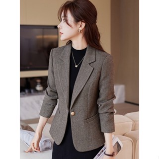 Áo Khoác Áo vest nữ màu xám cao cấp dành cho mùa thu năm 2025 dáng ôm sát tạo nên sự chuyên nghiệp và sang trọng phù hợp cho người có chiều cao nhỏ con