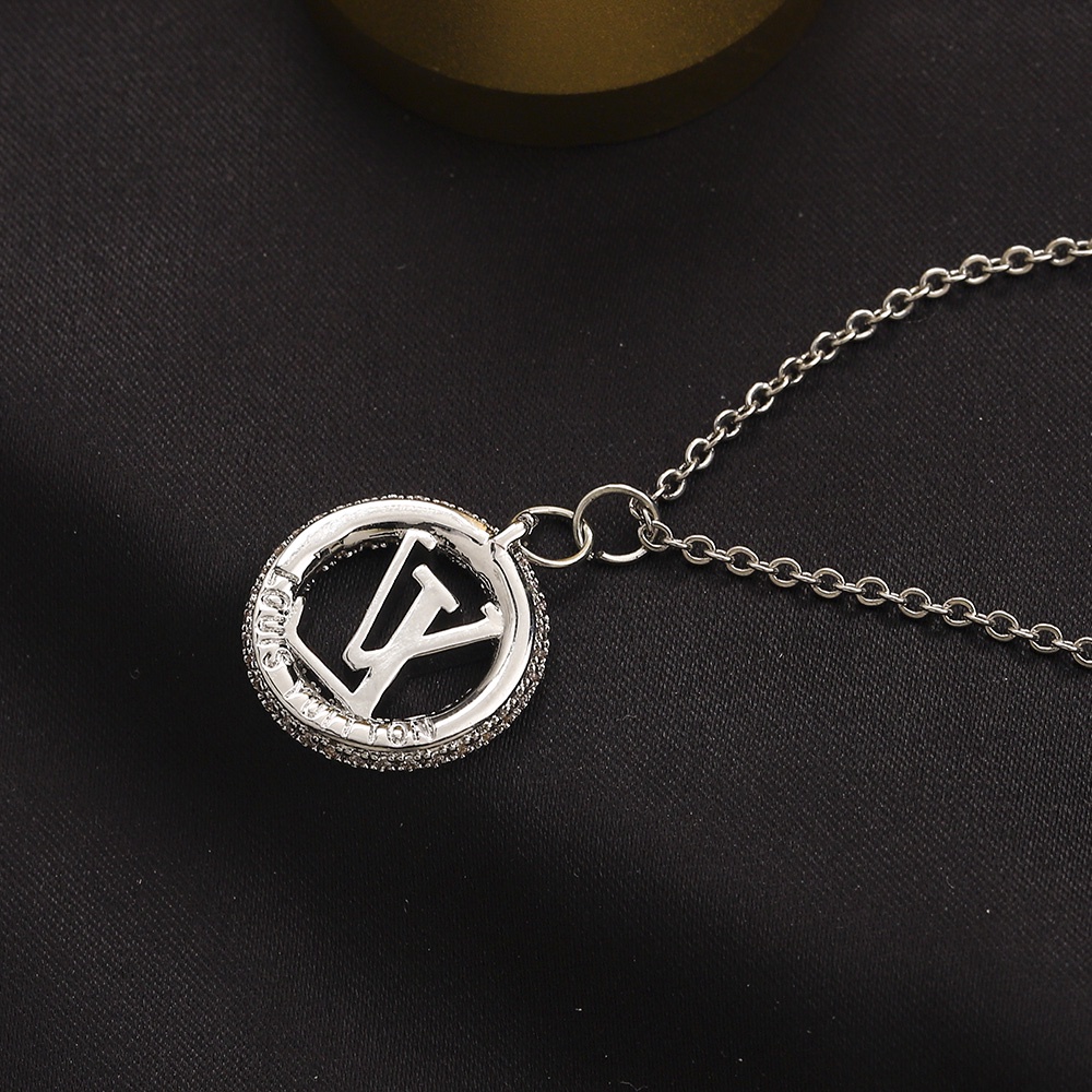 Vòng cổ Bằng Thép Titan Mặt Chữ lv Thời Trang Cho Nam Nữ