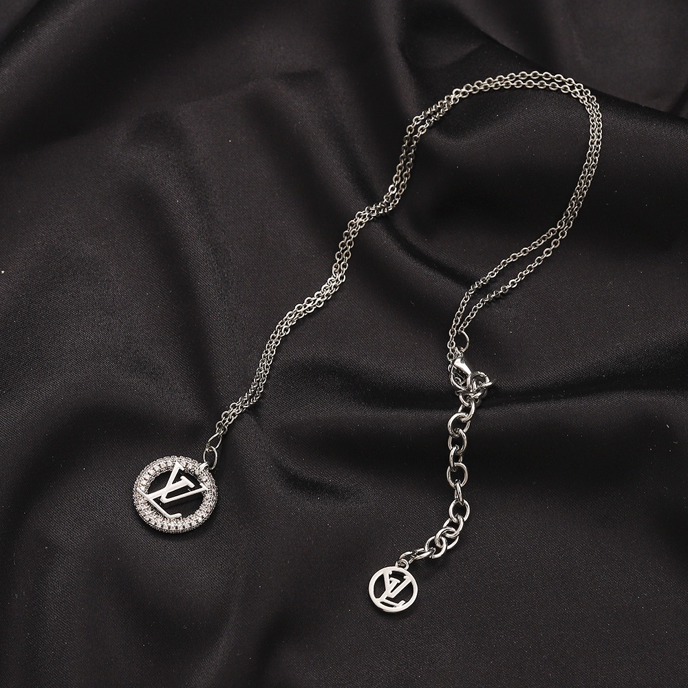 Vòng cổ Bằng Thép Titan Mặt Chữ lv Thời Trang Cho Nam Nữ
