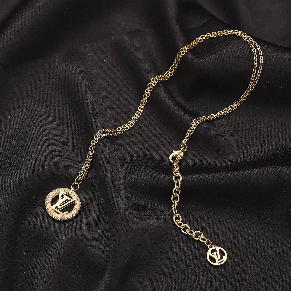 Vòng cổ Bằng Thép Titan Mặt Chữ lv Thời Trang Cho Nam Nữ