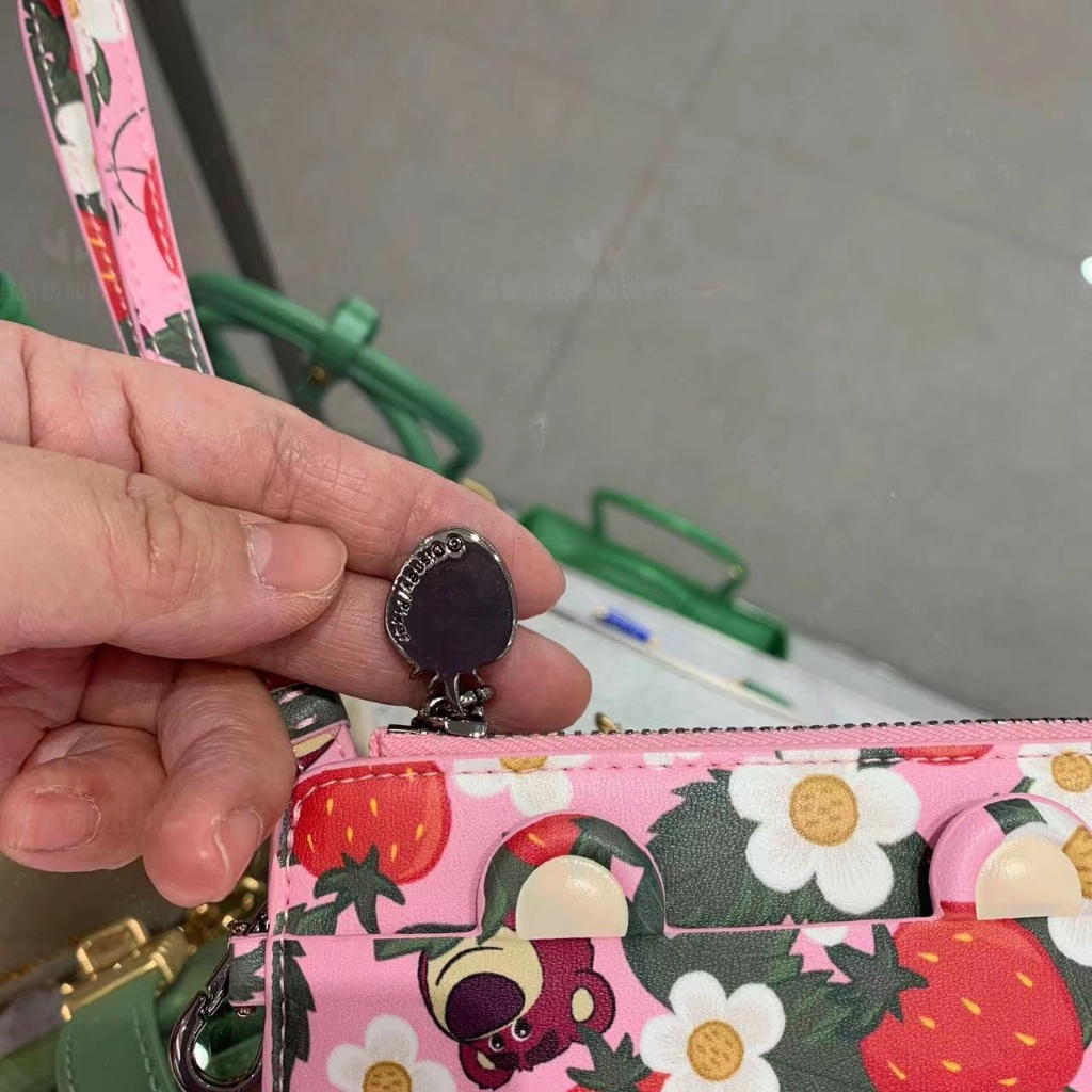 Cnk cnk50840508 Ví Đựng Thẻ Họa Tiết Gấu Và Dâu Tây Dễ Thương Giá Đỡ