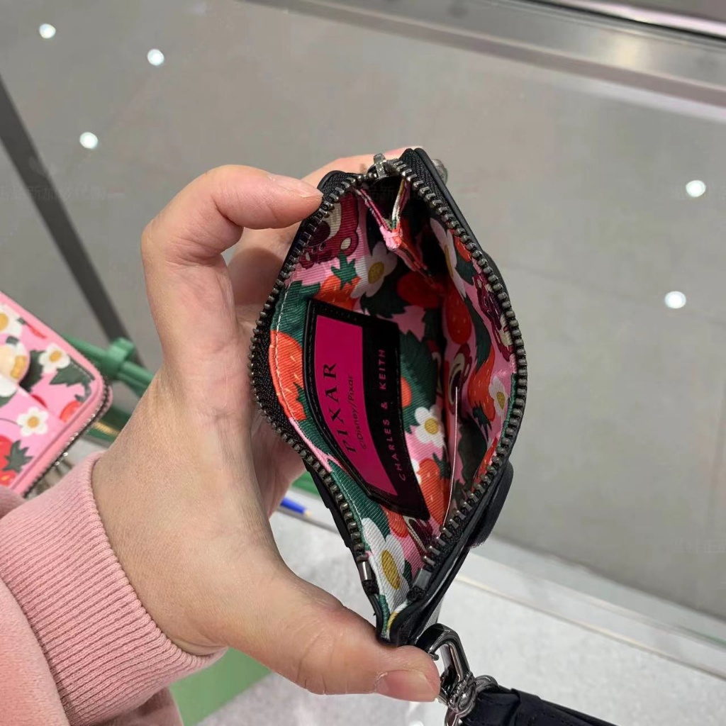 Cnk cnk50840508 Ví Đựng Thẻ Họa Tiết Gấu Và Dâu Tây Dễ Thương Giá Đỡ