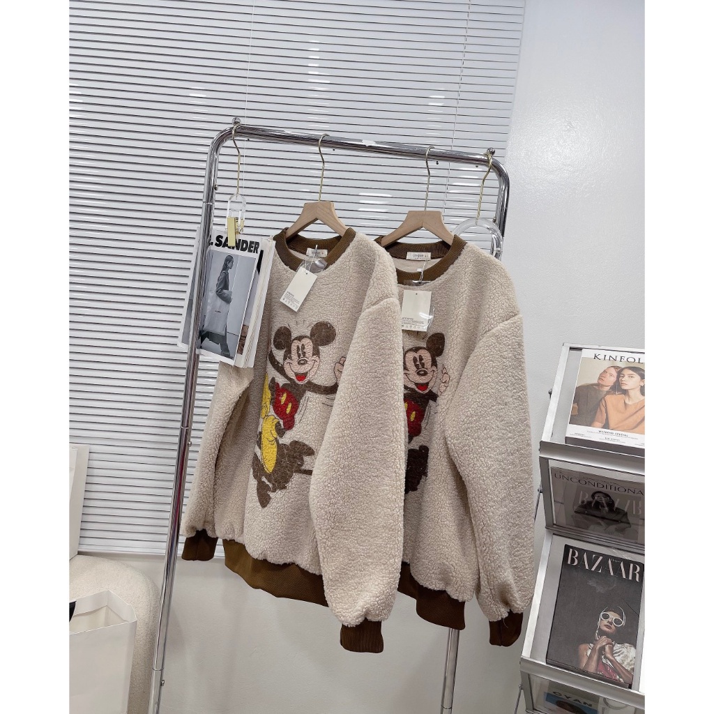 Áo Sweater lông cừu Mickey mềm mịn cổ tròn dáng rộng  tay dài viền nâu_Giá rẻ_Thời Trang_SM345