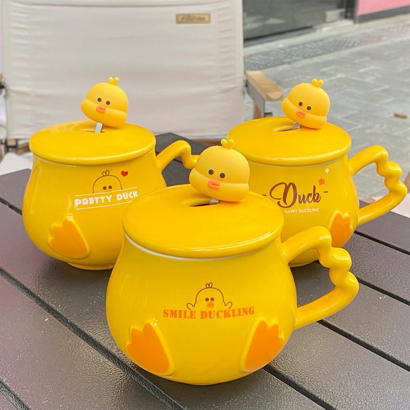 Ly cốc sứ có nắp hình chú vịt vàng đáng yêu dễ thương kèm thìa inox 400ml