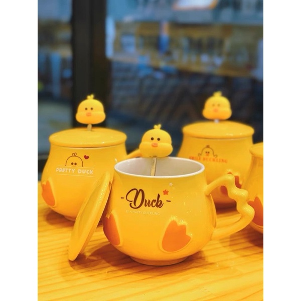 Ly cốc sứ có nắp hình chú vịt vàng đáng yêu dễ thương kèm thìa inox 400ml