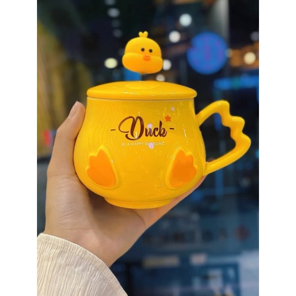 Ly cốc sứ có nắp hình chú vịt vàng đáng yêu dễ thương kèm thìa inox 400ml