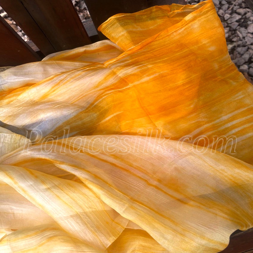 Khăn quàng cổ lụa tơ tằm màu vàng nhạt siêu nhẹ và mềm mượt, 100% silk, dùng được cả 4 mùa