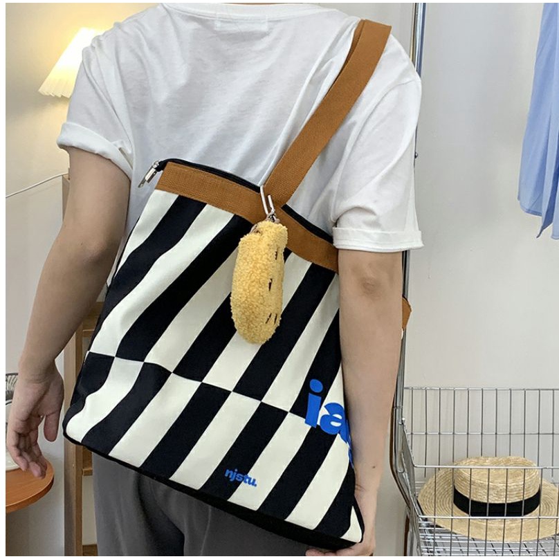 Túi bàn cờ có dây kéo  Túi Tote đáy cứng  Túi đeo chéo một bên vai  Túi Tote  Túi xách một bên vai  Túi nữ dung tích lớn  Túi vải một vai  Túi tote vải  Túi vải di động  Túi tote một vai