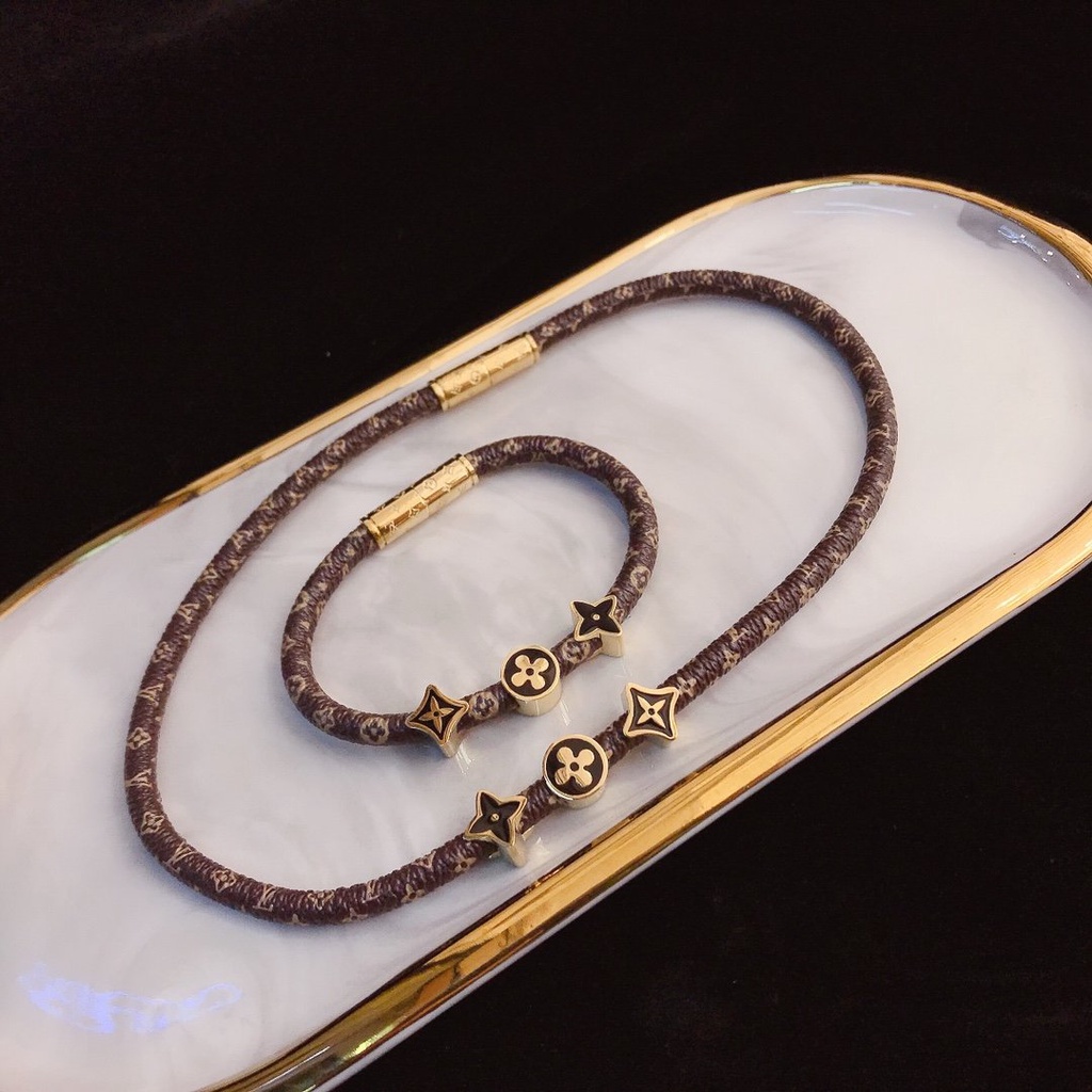 Vòng Tay louis vuitton Bằng Thép Titan Khắc Chữ lv monogram