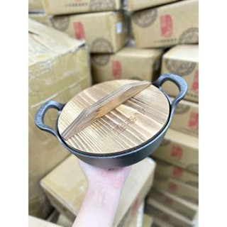  CHẢO GANG SÂU LÒNG KÈM NẮP GỖ 