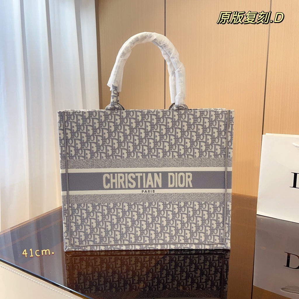 DIOR limited embroidery shopping bag fashionable personalized whole body embroidery design versatile and low-key retro fashion portable shopping bag