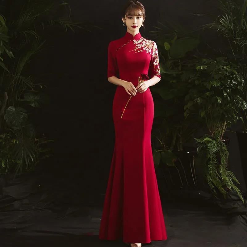 Đầm Đuôi Cá Tay Lửng Cổ Đứng Màu Rượu Vang Phong Cách Trung Hoa Sang Trọng Dành Cho Cô Dâu